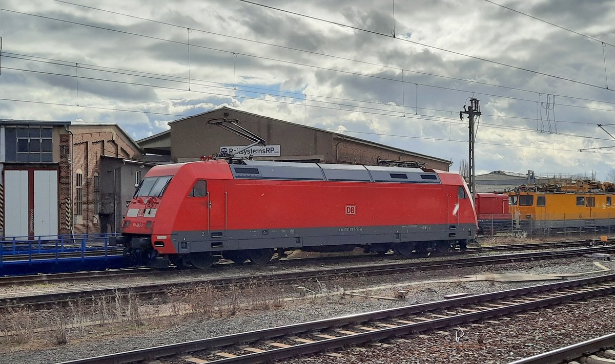 DB 101 087-5 am 14.03.2021 in Gotha. Sie wartet auf den IC 2150 aus Gera Hbf, den sie ab Gotha bis Kassel-Wilhelmshöhe bespannen wird.