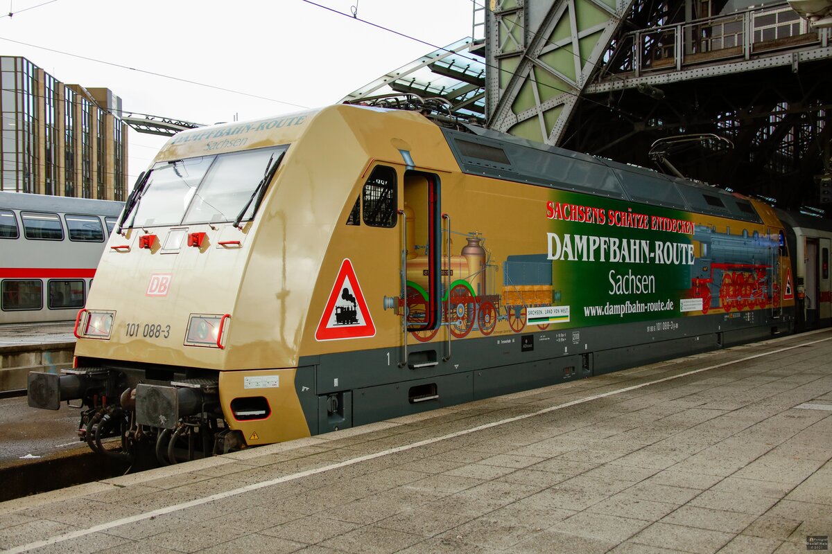 DB 101 088-3  Dampfbahn-Route Sachsen  mit IC2313 in Köln Hbf, Dezember 2021.