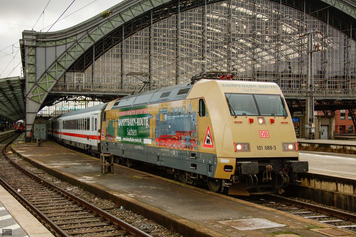 DB 101 088-3  Dampfbahn-Route Sachsen  mit IC2313 in Köln Hbf, Dezember 2021.