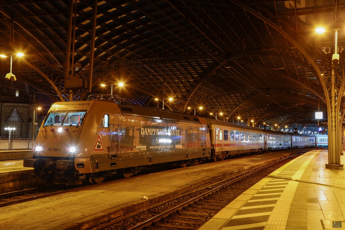 DB 101 088-3  Dampfbahn-Route Sachsen  mit IC1912 in Köln Hbf, Januar 2023.
