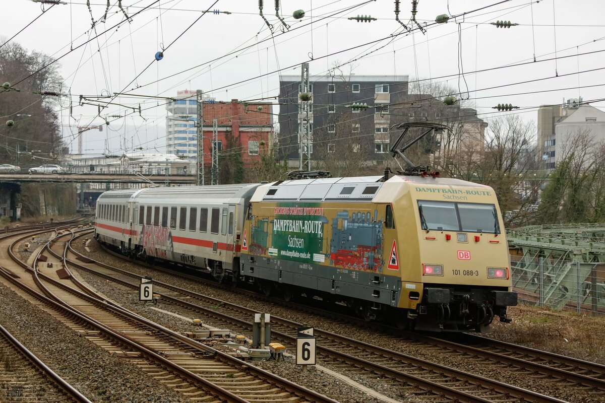 DB 101 088-3  Dampfbahn-Route Sachsen  mit IC2044 in Wuppertal, März 2023.