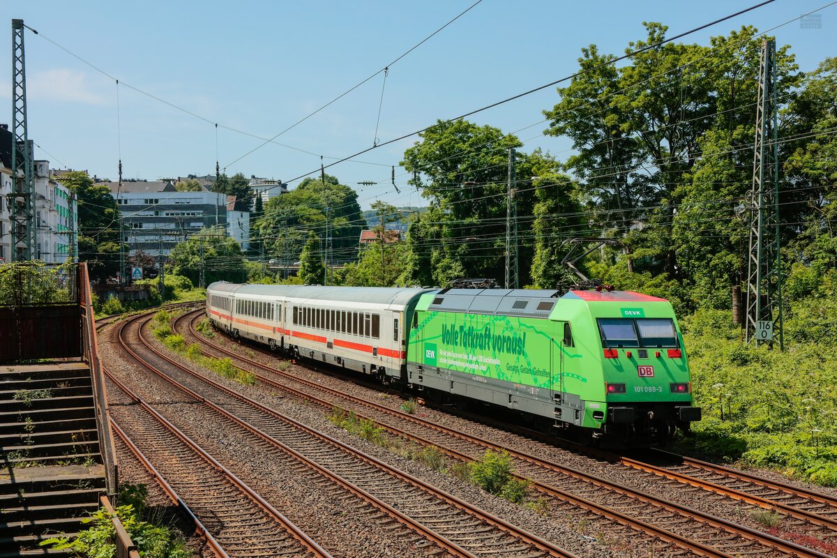 DB 101 088-3  DEVK   Volle Tatkraft voraus!  schiebend mit IC in Wuppertal, Juni 2025.