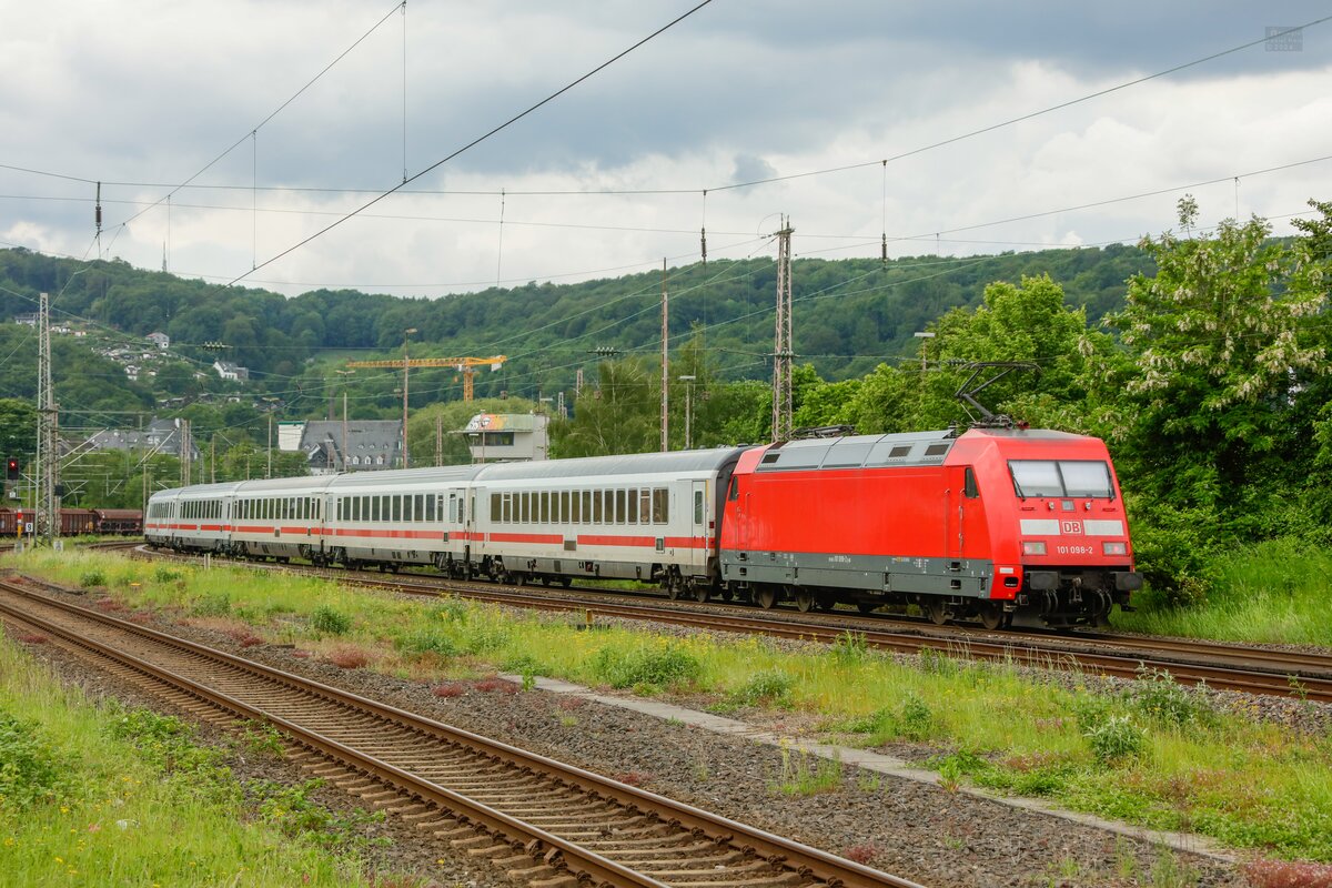 DB 101 098-2 schiebend mit IC in Wuppertal, Mai 2024.