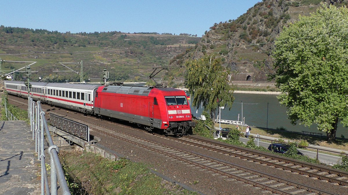 DB 101 099-0 fährt mit einem IC durch Oberwesel in Richtung Koblenz.