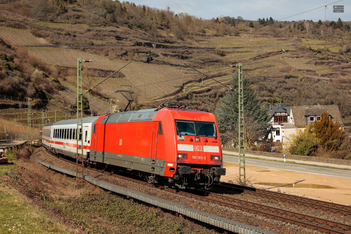 DB 101 102-2 mit Intercity in Oberwesel, März 2021.