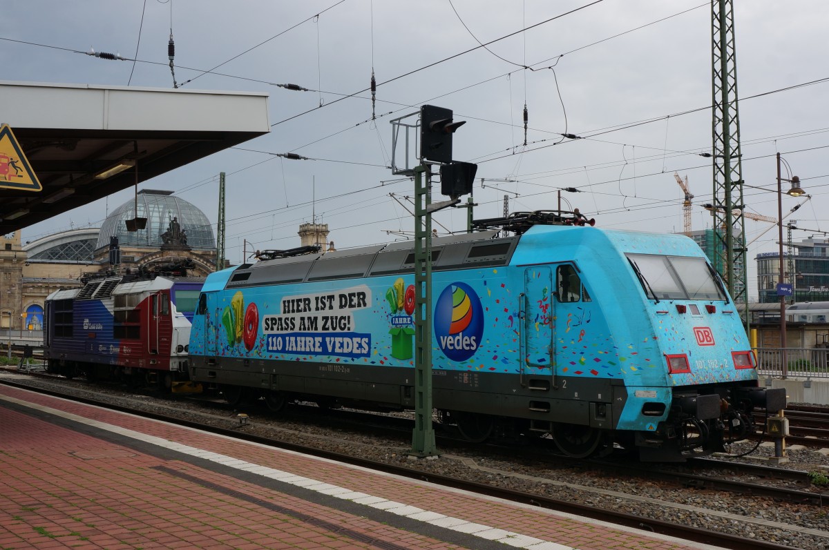 DB 101 102  HIER IST DER SPASS AM ZUG 110 JAHRE VEDES  blockiert CD 371 201, so werden während des Streiks der GDL auch die tschechischen Lokführer daran gehindert, ihren Dienst am EuroCity zu versehen; Dresden Hbf. 05.05.2015
