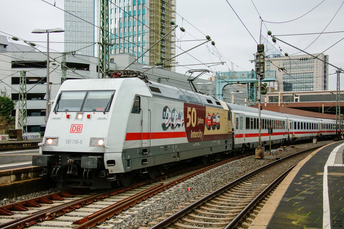DB 101 110-5  50 Jahre Intercity  mit IC2218 in Düsseldorf Hbf, Dezember 2021.