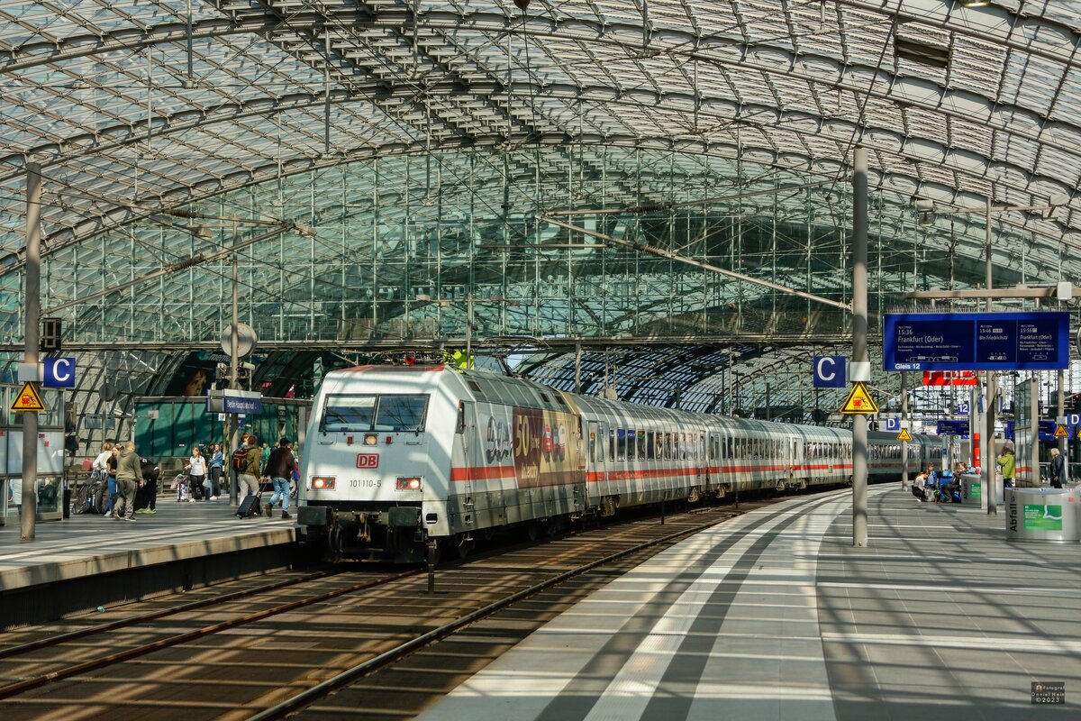 DB 101 110-5  50 Jahre Intercity  mit IC in Berlin Hbf, August 2023.