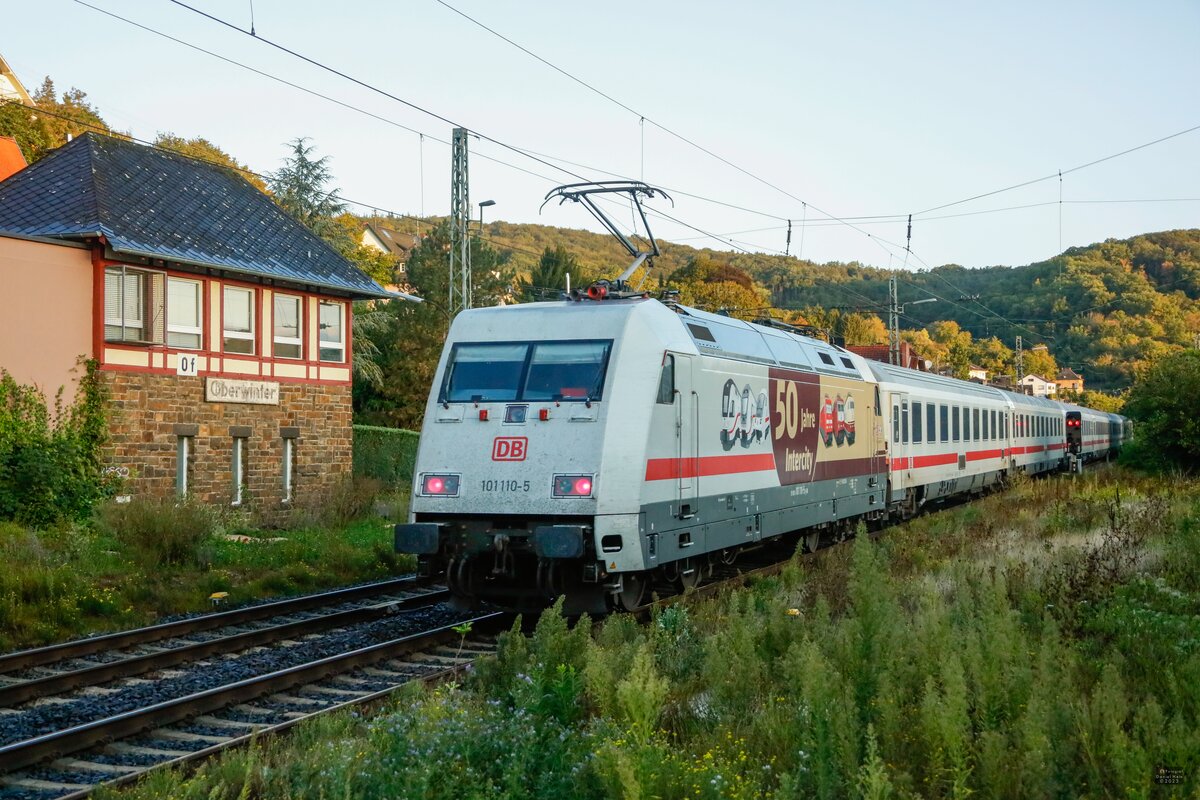 DB 101 110-5  50 Jahre Intercity  schiebt IC2026 in Oberwinter, am 23.09.2023.