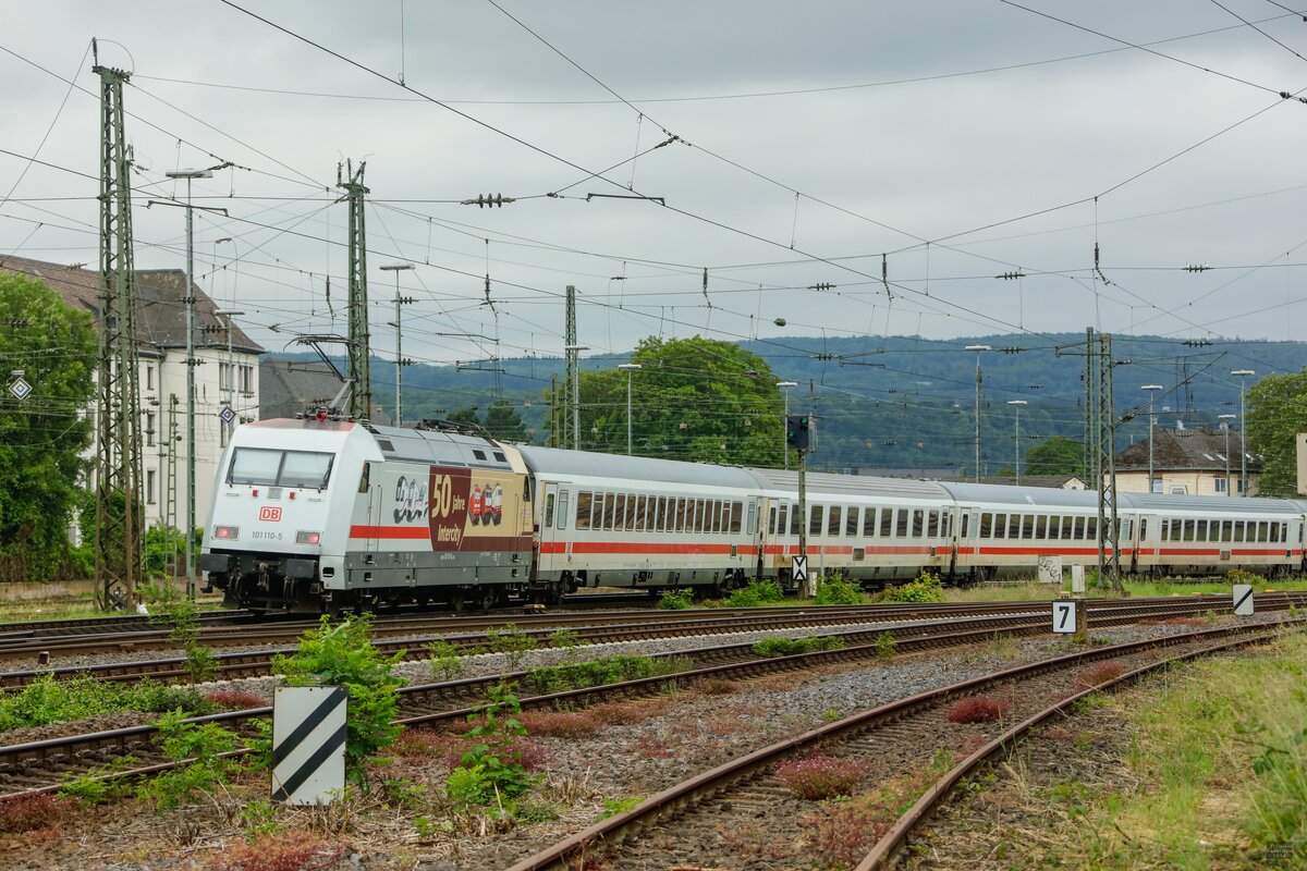 DB 101 110-5  50 Jahre Intercity  schiebend am IC2012 in Koblenz Lützel, am 01.06.2024.