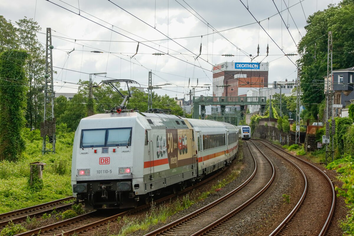 DB 101 110-5  50 Jahre Intercity  schiebend am IC2310 in Wuppertal, Juni 2024.