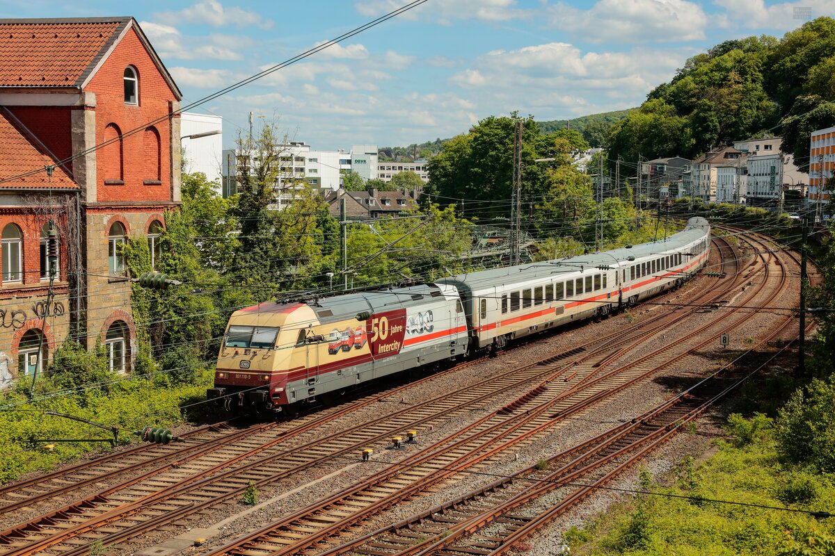 DB 101 110-5  50 Jahre Intercity  mit IC2506 in Wuppertal, Mai 2025.
