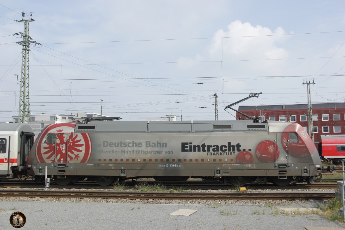 DB 101 110-5  Eintracht Frankfurt  schiebt IC in Bremen Hbf, August 2013.