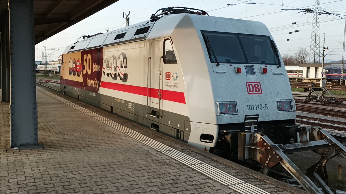 DB 101 110-5 Werbelok 50 Jahre Intercity am 28.3.2022 in Basel Badischer Bahnhof