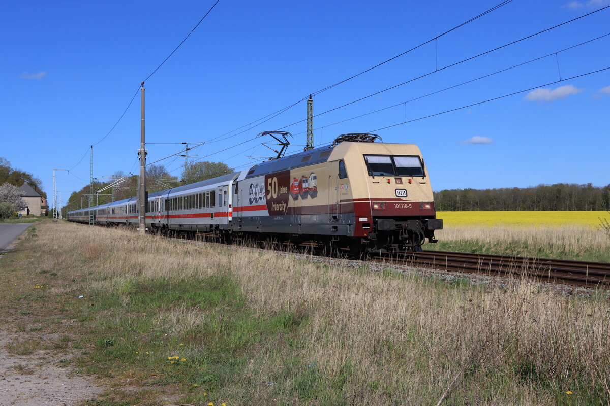 DB 101 110 (leider schon etwas verdreckt und selbst-entklebt) mit dem Leerpark vom IC 2212, auf der Fahrt vom Ostseebad Binz nach Stralsund Hbf. Am 06.05.2022 in Teschenhagen erwischt.