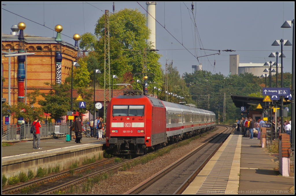 DB 101 111-3 mit dem IC 2348 Hamburg-Altona - Dsseldorf bei dem planmigen Halt am 05.09.2014 in Uelzen auf Gleis 101