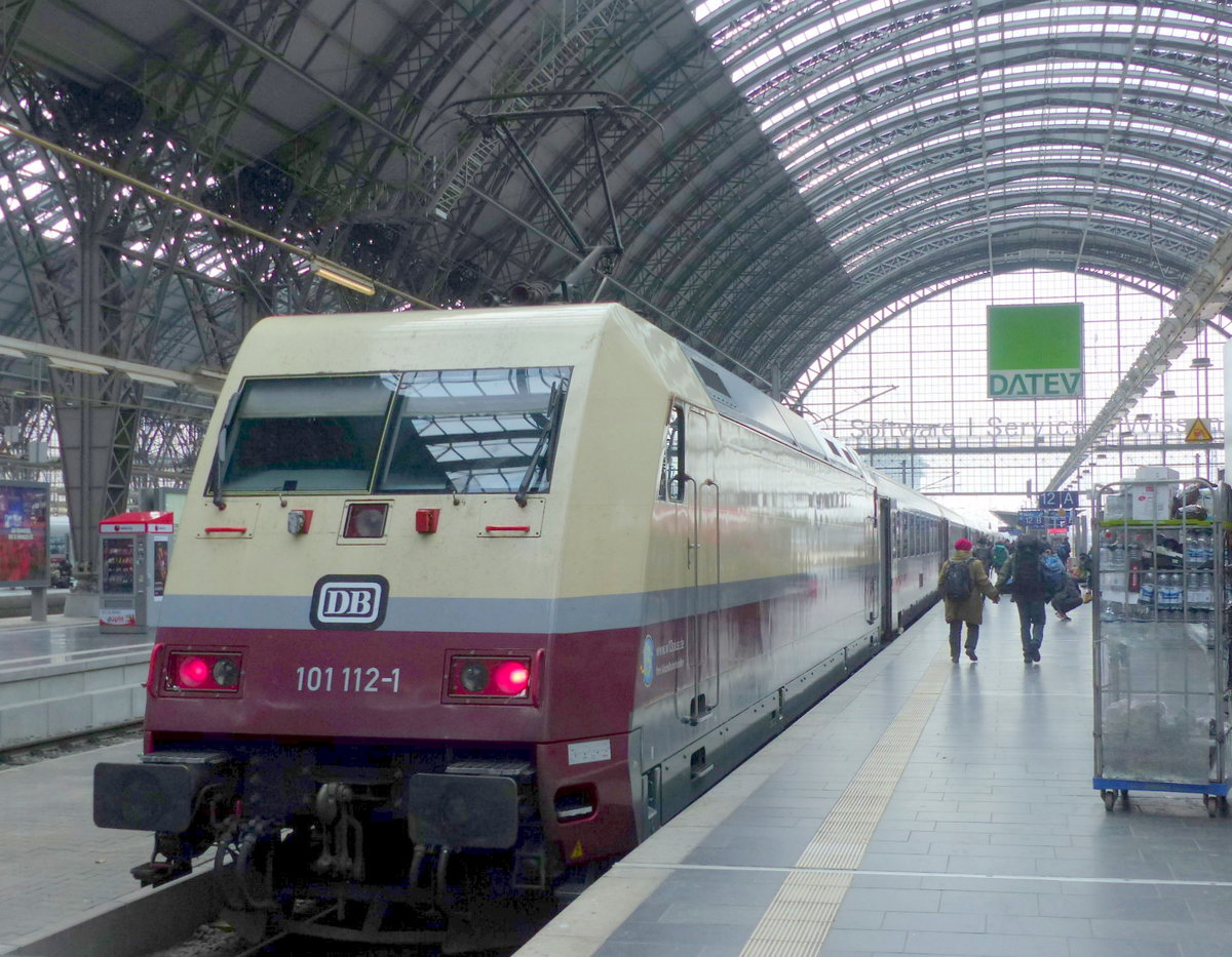 DB 101 112-1 mit dem EC 117  Salzach  nach Klagenfurt Hbf, am 13.04.2019 in Frankfurt (M) Hbf.