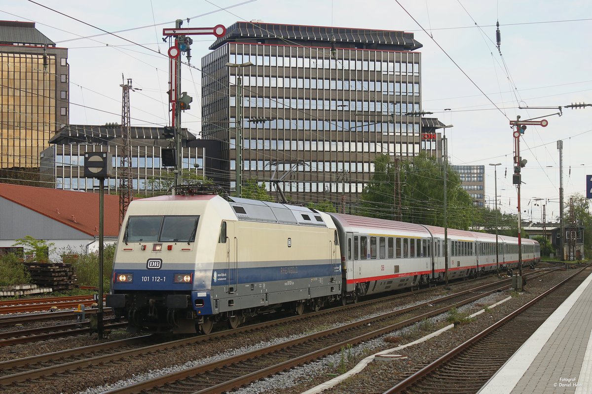 DB 101 112-1  Rheingold  mit IC118 in D�sseldorf Rath, Mai 2017.