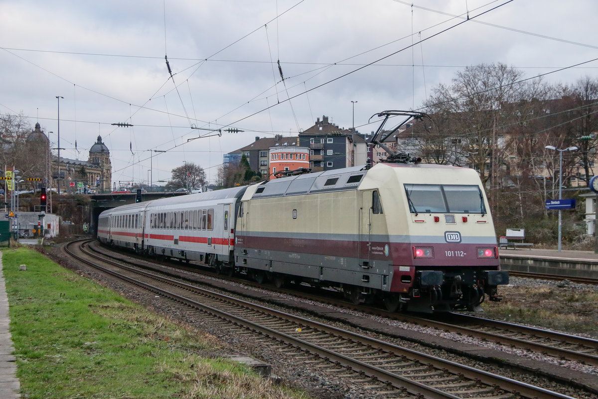 DB 101 112  Rheingold  mit IC2024 in Wuppertal, Dezember 2018.