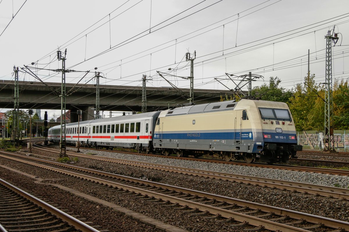 DB 101 112  Rheingold  schiebt IC in Hamburg Harburg, September 2018.