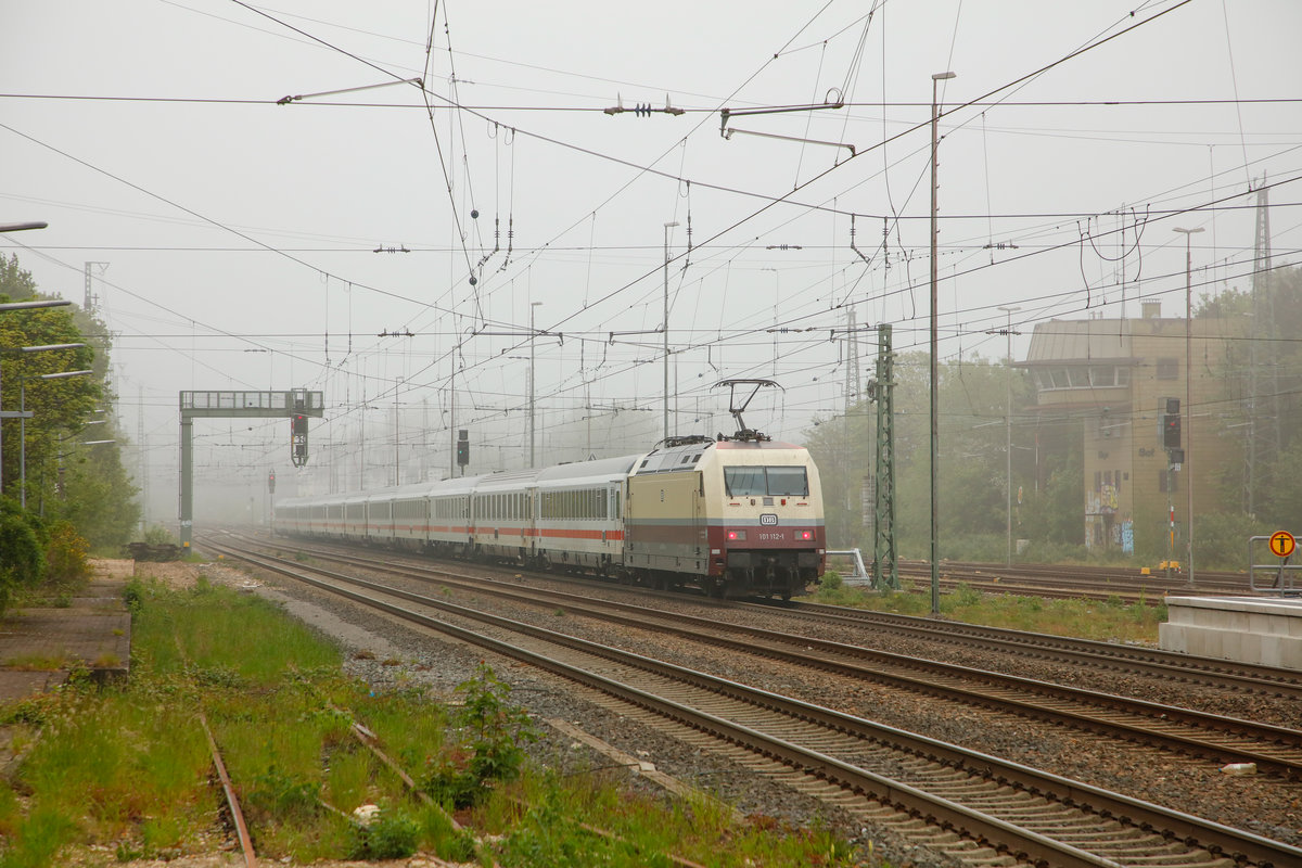 DB 101 112  Rheingold  schiebt IC in Solingen, Mai 2019.
