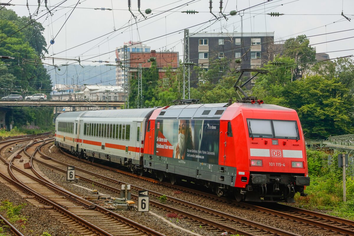 DB 101 115-4  Bahnbonus  schiebt IC in Wuppertal, Juni 2024.