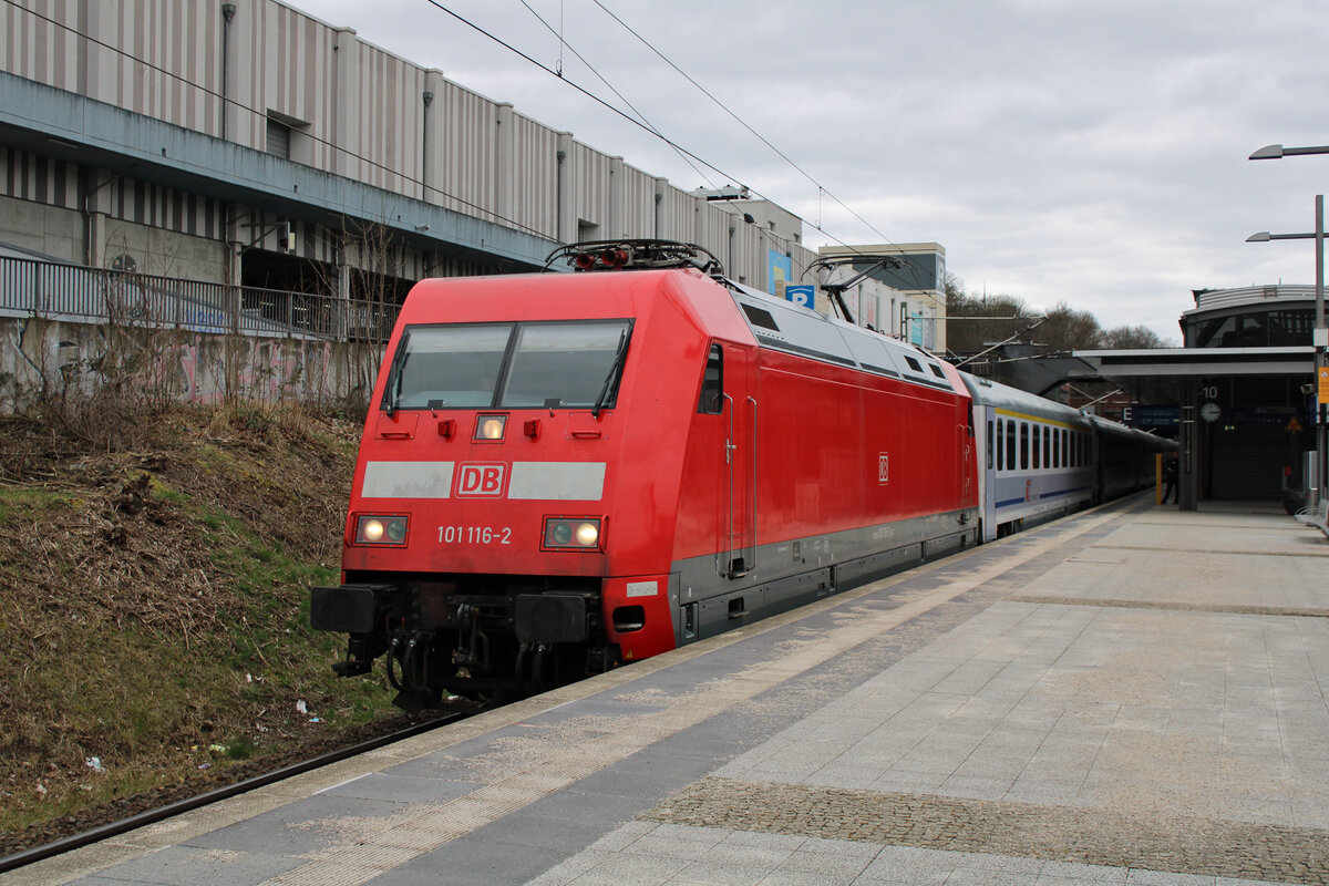 DB 101 116-2 steht mit dem EN 457 nach Budapest-Keleti mit Zugteil nach Graz und nach Bohumin in Berlin Gesundbrunnen zur Abfahrt bereit. (03.04.2023)