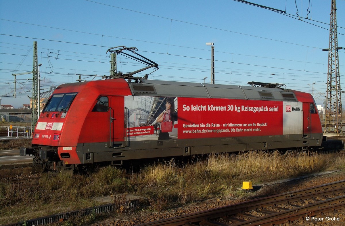 DB 101 118-8 (Baujahr 1998, Adtranz) mit Werbung DB Kuriergepäck auf Rangierfahrt vom Bahnsteig zum Bw, fotografiert im Hbf. Leipzig am 13.12.2013 