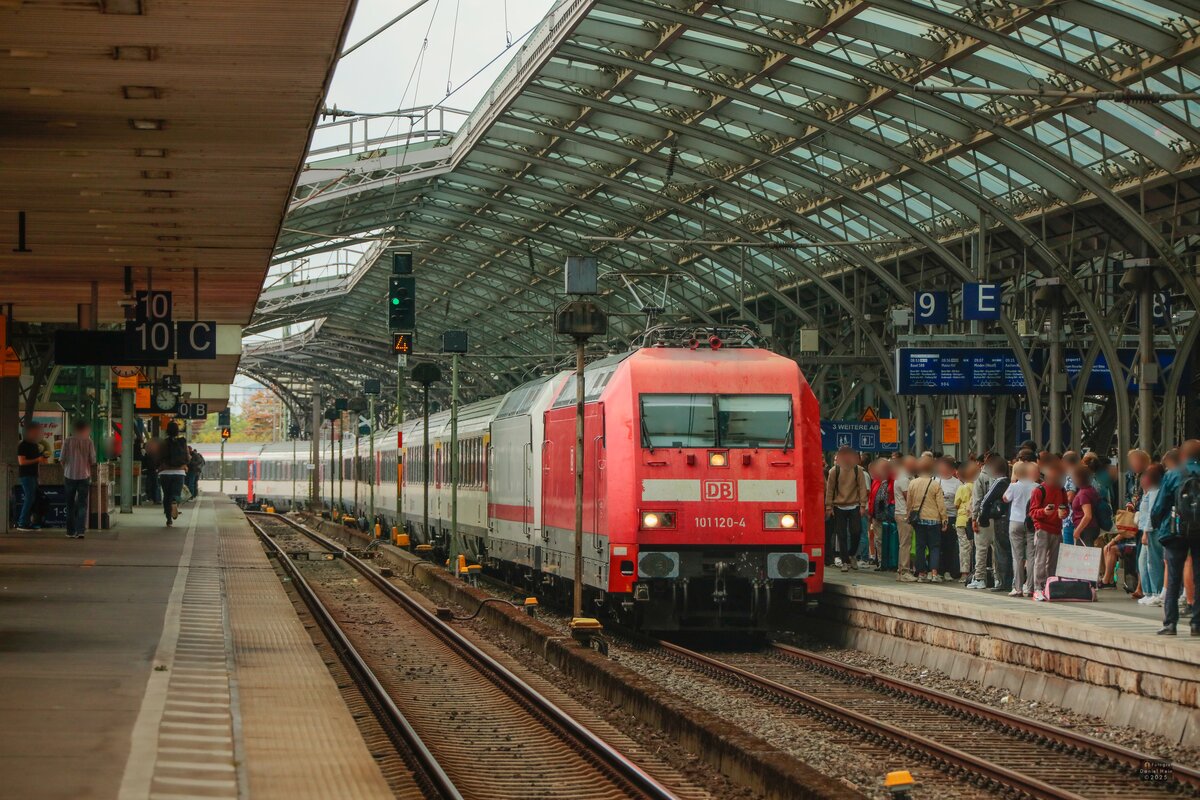 DB 101 120-4 & DB 101 013-1  IC  mit EC9 in Köln Hbf, Juli 2025.