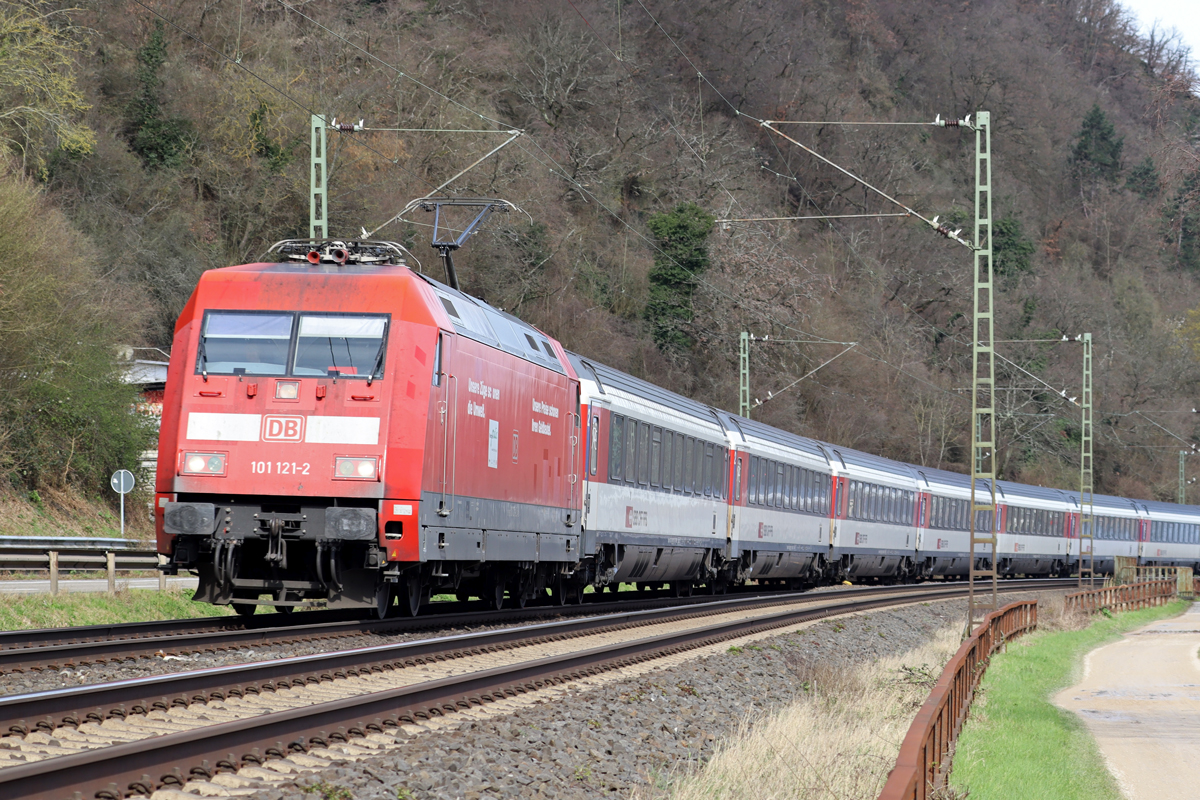 DB 101 121-2 mit EC 9 nach Zürich bei Stolzenfels/Koblenz auf der linken Rheinseite 14.3.2024
