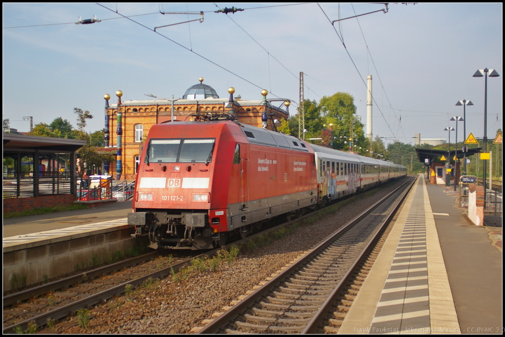 DB 101 121-2 mit einem IC am 05.09.2014 bei der Durchfahrt durch den Bahnhof Uelzen