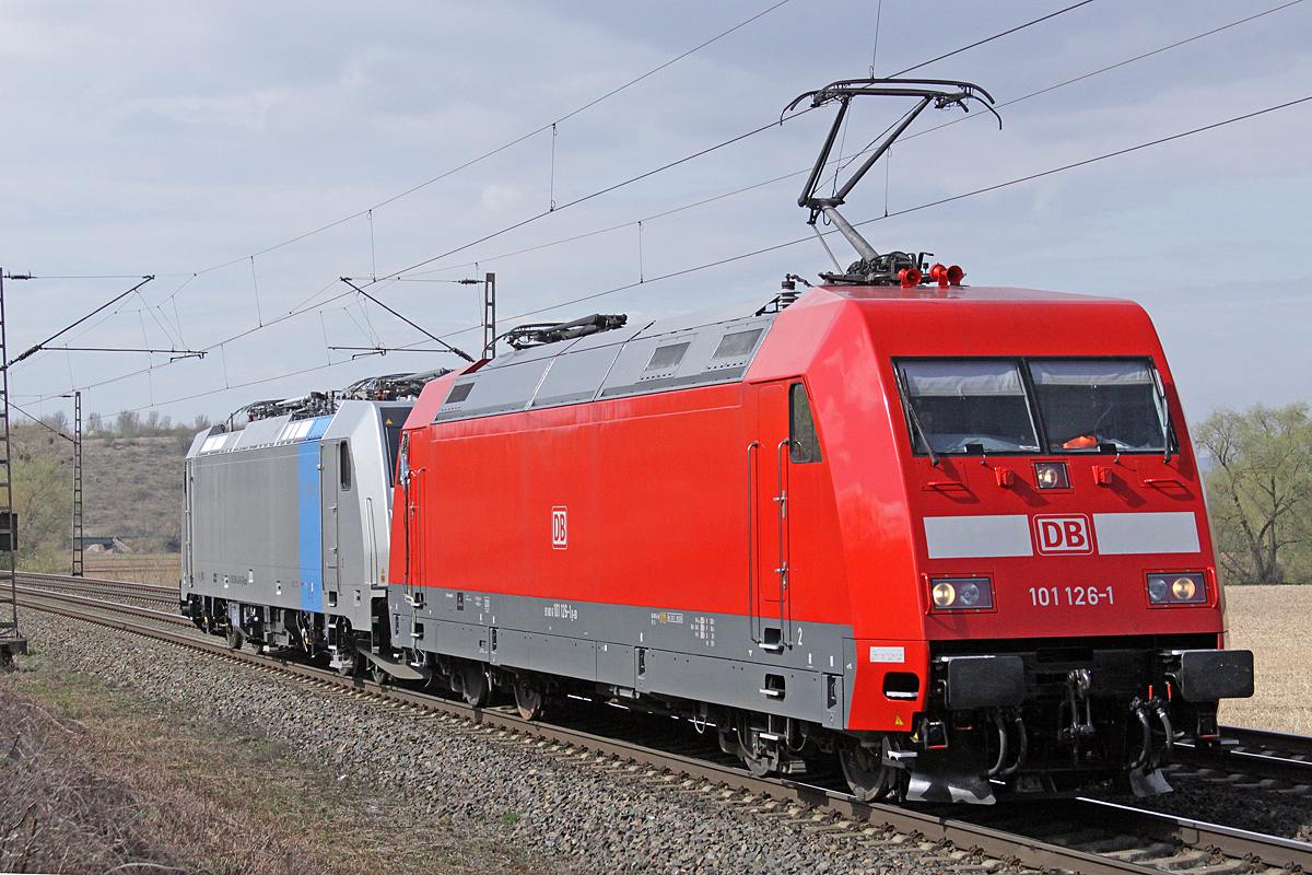 DB 101 126-1 mit einer 185 im Schlepp am 30.03.2017  12:23  nördlich von Salzderhelden am BÜ 75,1 in Richtung Hannover