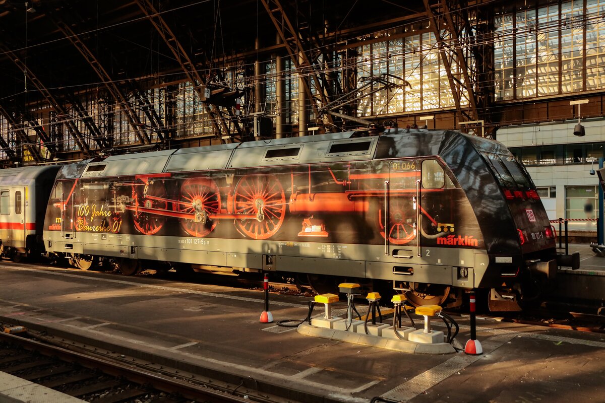 DB 101 127-9  100 Jahre Baureihe 01  in Köln Hbf, August 2025.