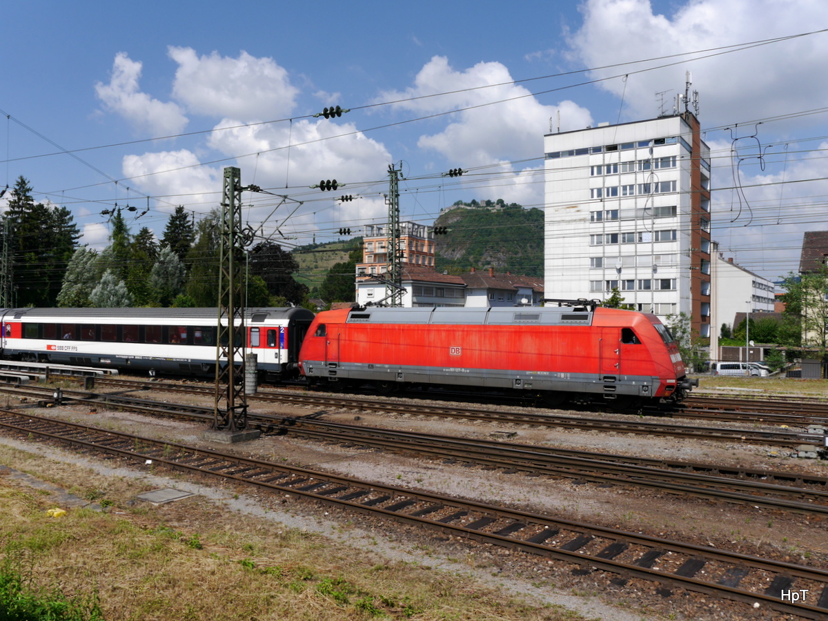 DB - 101 127-9 mit SBB Personenwagen bei der einfahrt in den Bahnhof von Singen  am 02.08.2015 