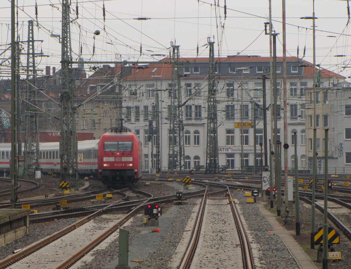 DB 101 129-5 mit dem IC 1915 von Berlin Ostbahnhof nach Stuttgart Hbf, am 19.02.2016 in Hannover Hbf.