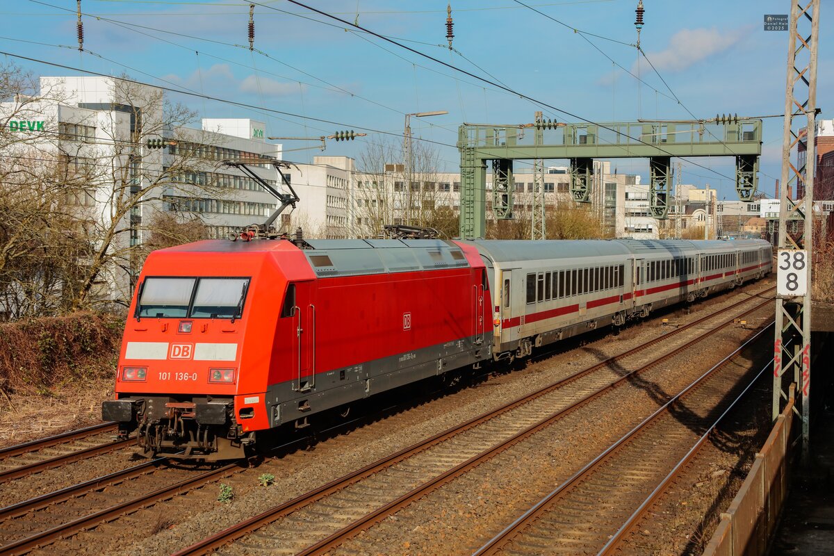 DB 101 136-0 schiebend mit IC in Wuppertal, März 2025.