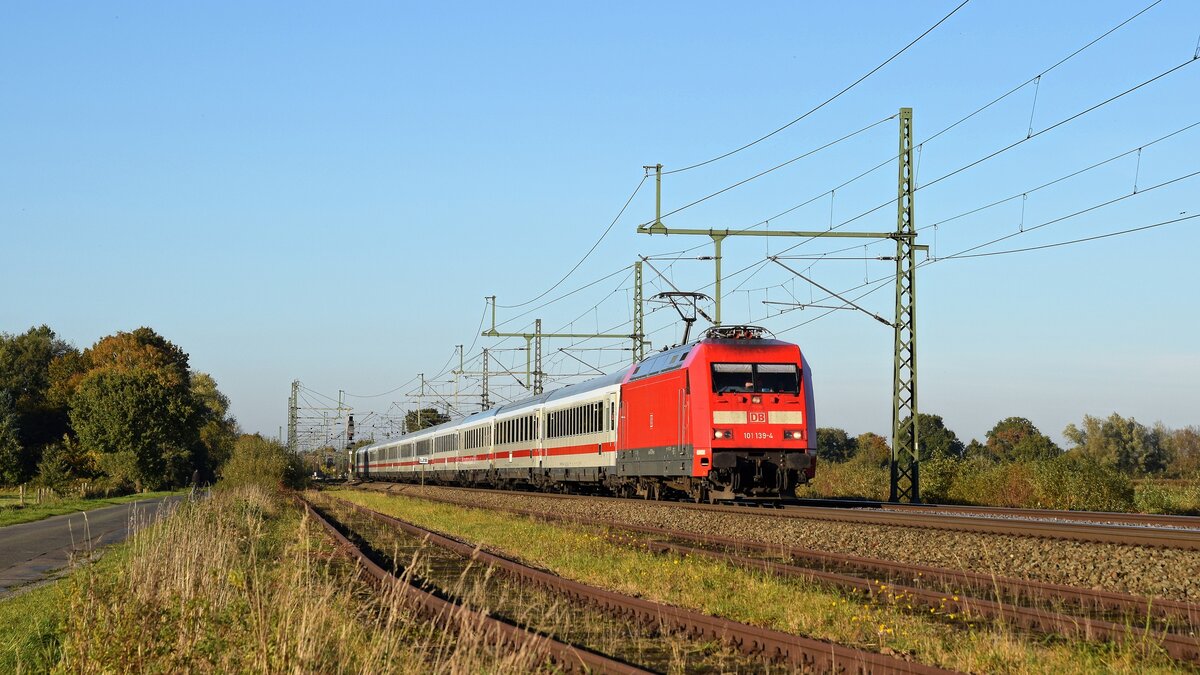 DB 101 139 mit IC 2213 Hamburg-Altona - Stuttgart Hbf (Diepholz, 28.10.2021).