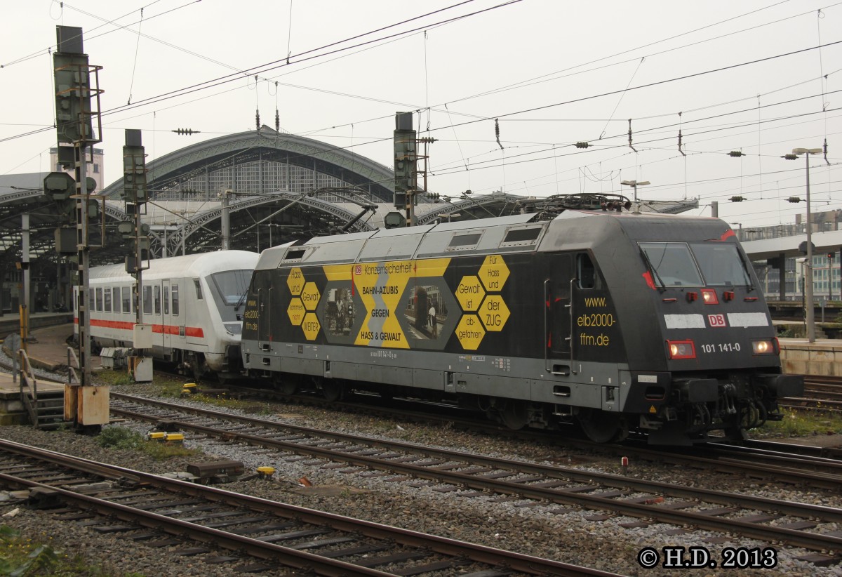 DB 101 141-0 'Bahn-Azubis gegen Hass und Gewalt' mit IC in K�ln Hbf, Oktober 2013.
