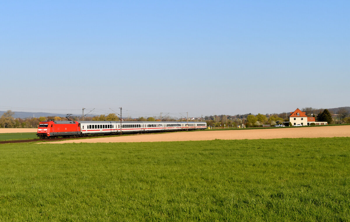 DB 101 143 rollt am Morgen des 28.04.2021 mit IC 2083 Hannover Hbf-Freilassing, bei Holtensen/Linderte durch die Landschaft. Wegen der Generalsanierung der SFS zwischen Hannover und Göttingen, fuhr der Zug über Hameln
