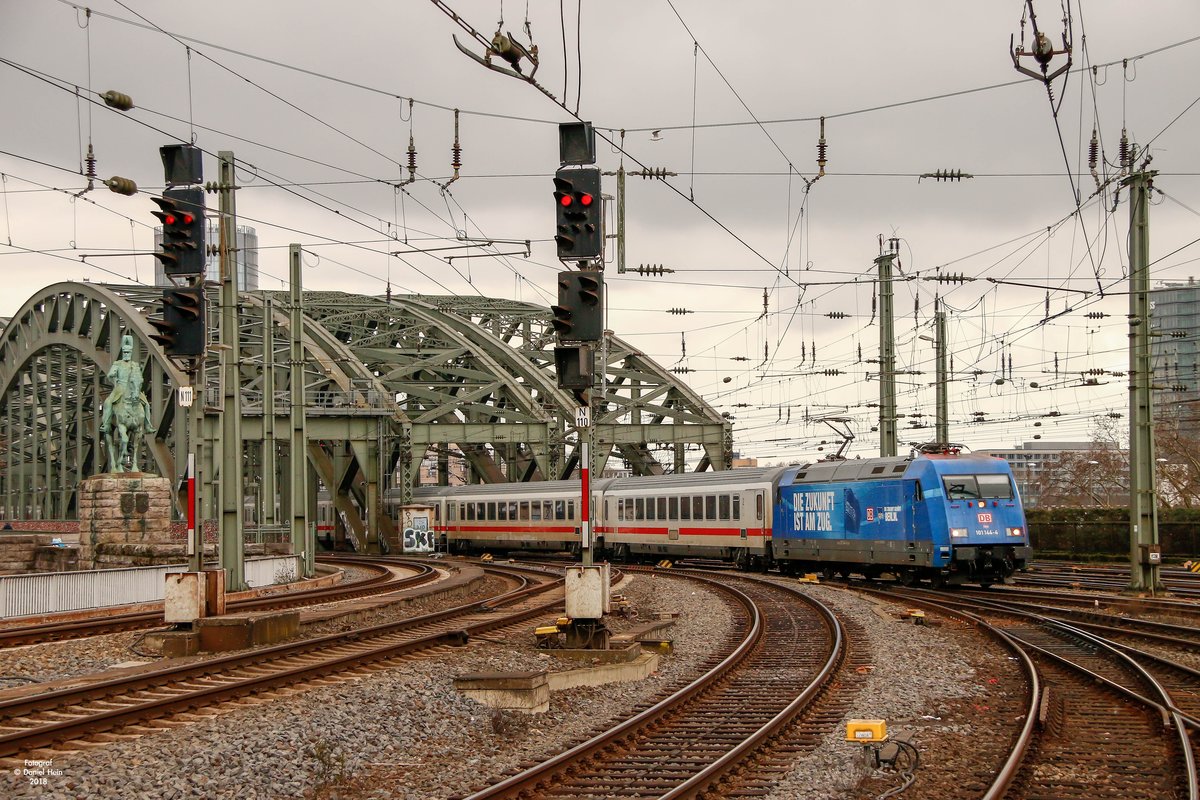 DB 101 144  Hertha BSC  mit IC2025 �berquert die Hohenzollernbr�cke in K�ln, Februar 2018.