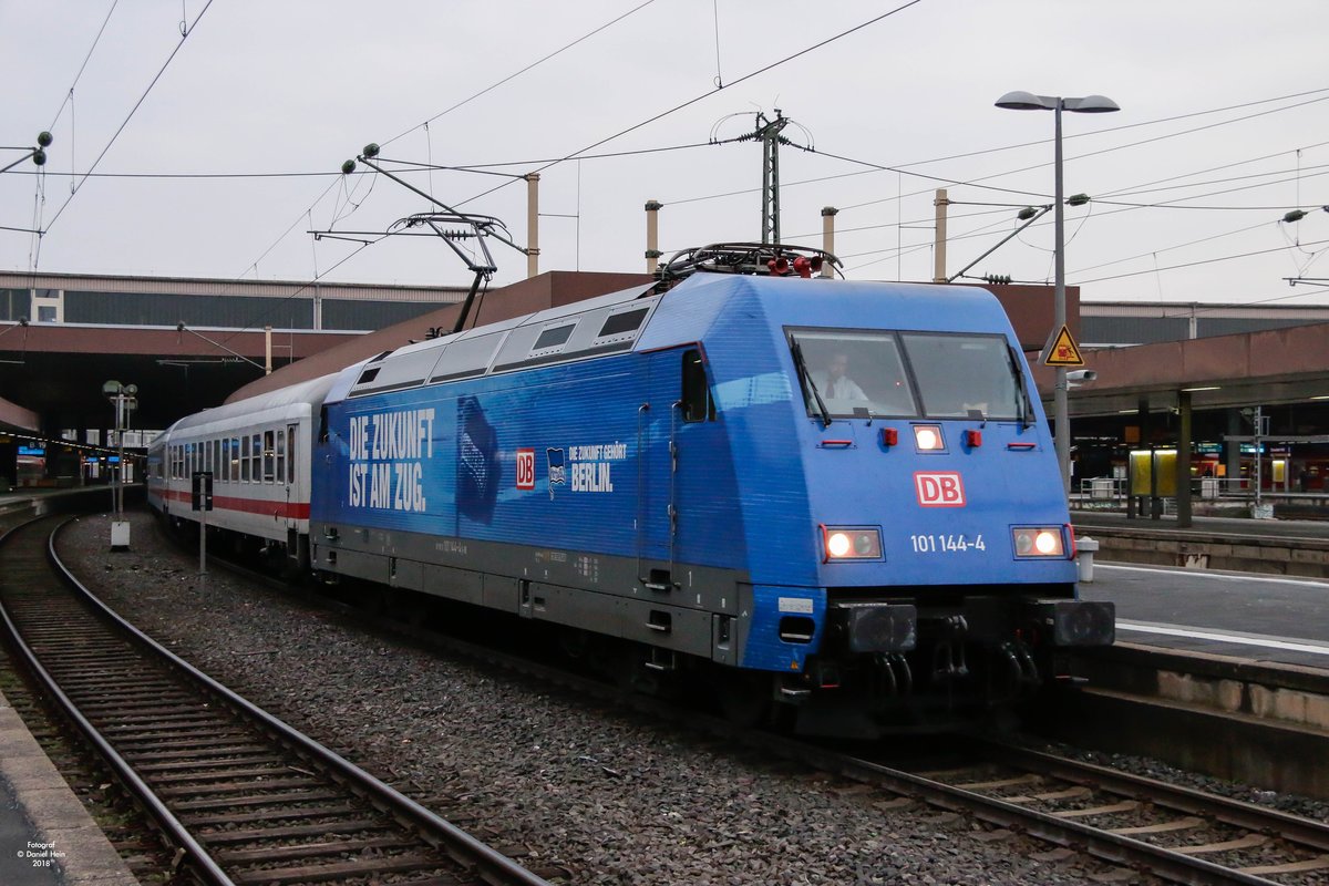 DB 101 144  Hertha BSC  mit IC in D�sseldorf Hbf, M�rz 2018.