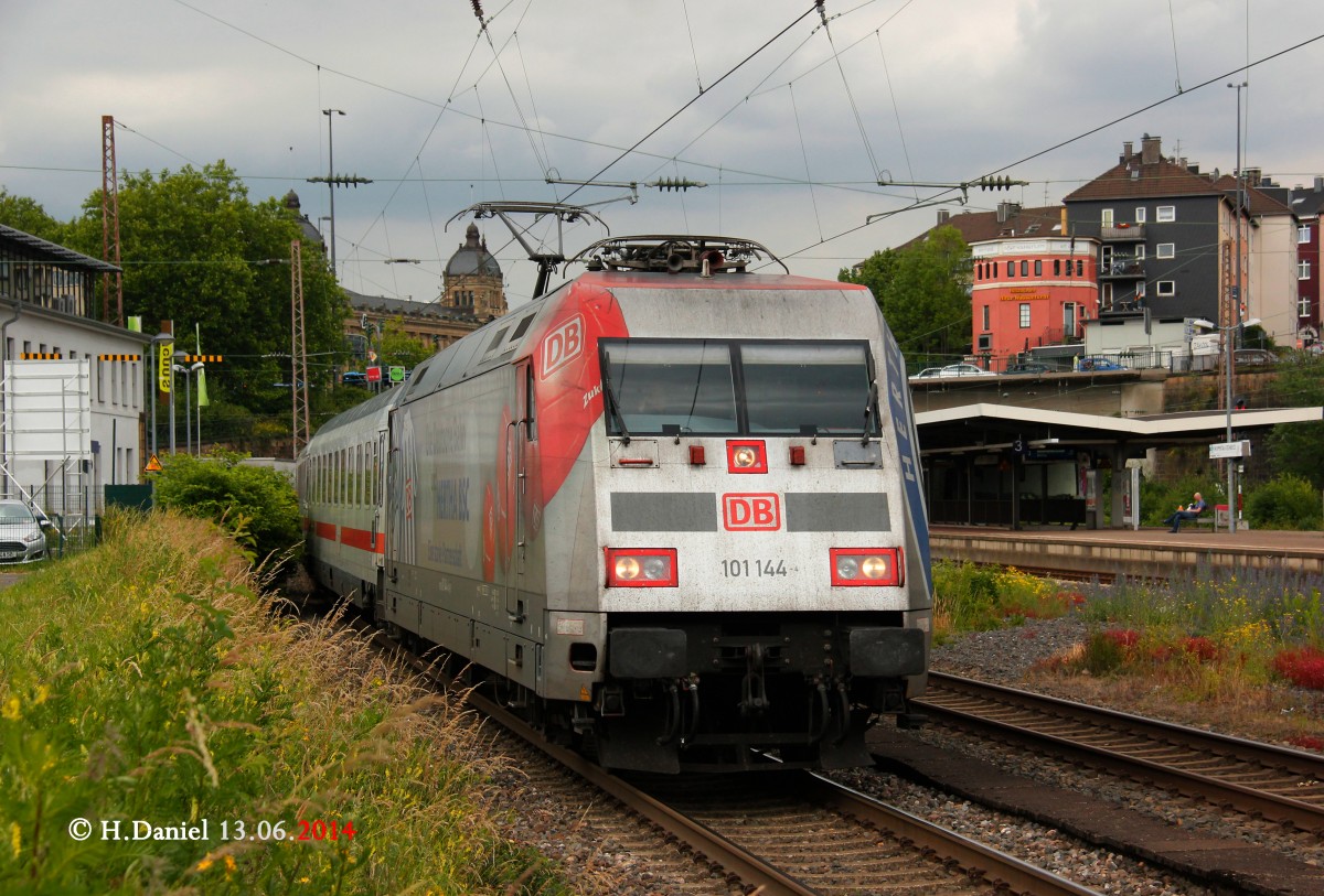 DB 101 144  Hertha BSC  mit IC in Wuppertal, Juni 2014.