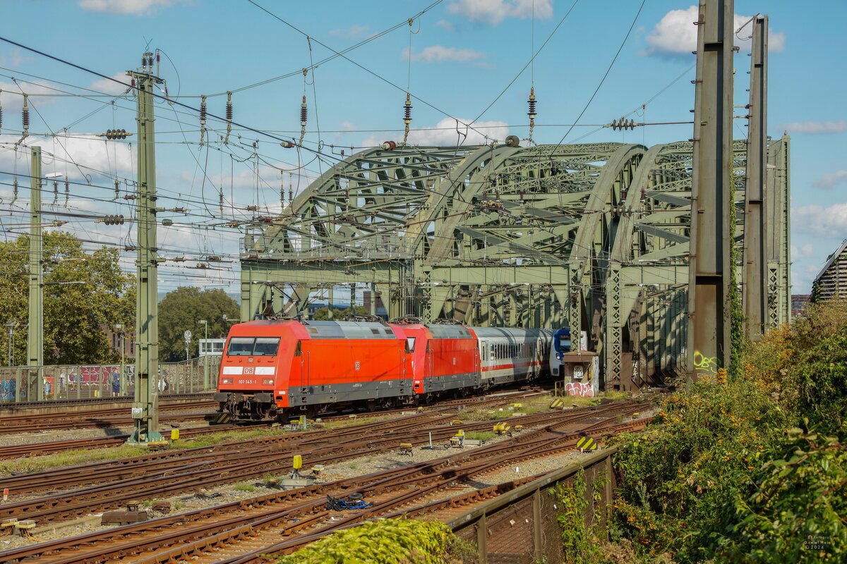 DB 101 145-1 & DB 101 074 mit IC2311 auf der Hohenzollernbrücke in Köln, August 2024.