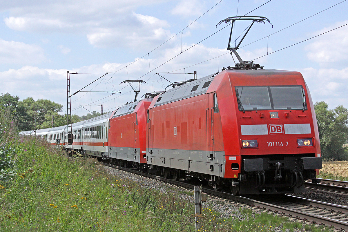 DB 101 als Doppeltraktion vor IC2374 am 16.08.2016  13:37 nördlich von Salzderhelden am BÜ 75,1 mit Fahrtziel Westerland