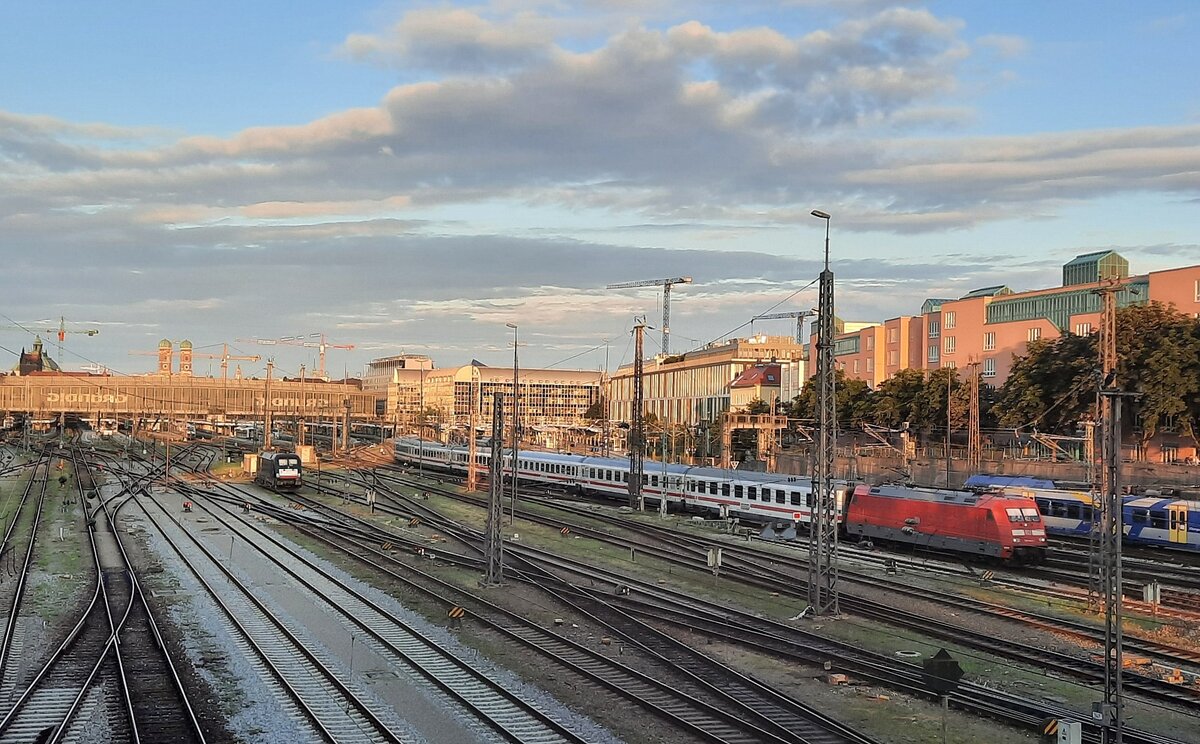DB 101 xxx mit dem Lr des IC 2161 aus Karlsruhe, am 28.07.2021 in München Hbf.