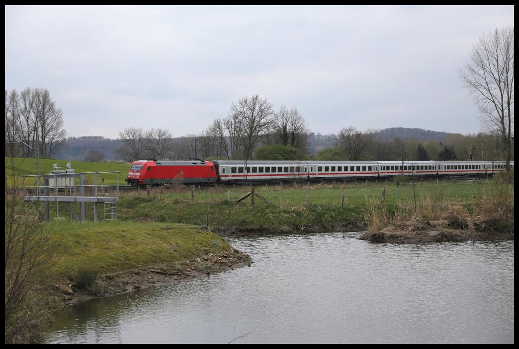 DB 101007-4 schiebt hier einen Intercity in Richtung Münster am 14.4.2019 um 16.56 Uhr am Mühlenteich in Tecklenburg vorbei.