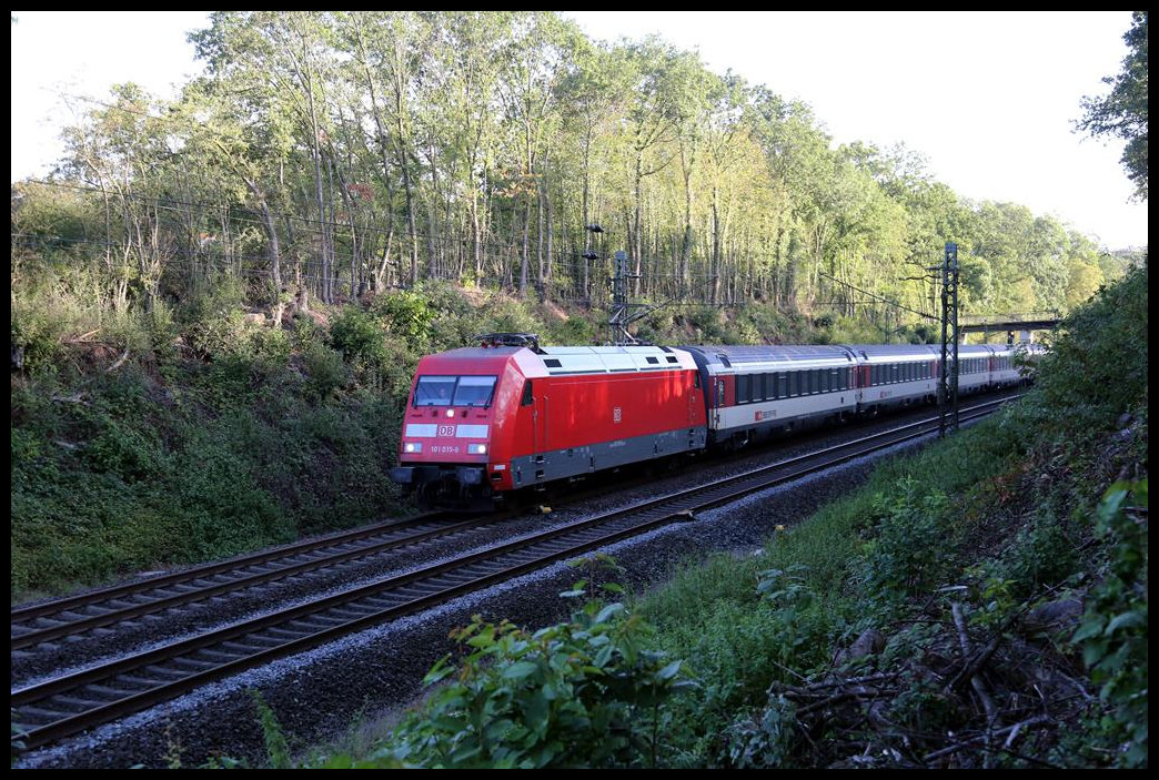 DB 101015-6 ist hier am 14.9.2019 um 8.47 Uhr mit dem Eurocity nach Basel am Ortsrand von Hasbergen auf der Rollbahn unterwegs.