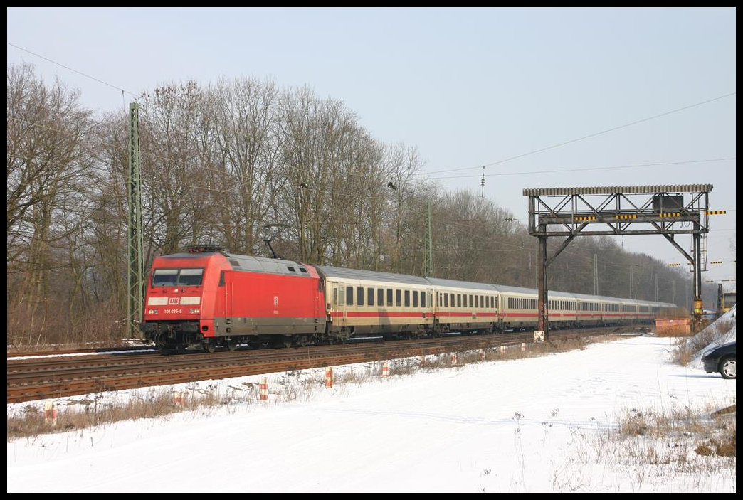 DB 101025-5 fährt hier am 5.3.2005 mit einem Intercity in Richtung Münster durch den Bahnhof Natrup Hagen.