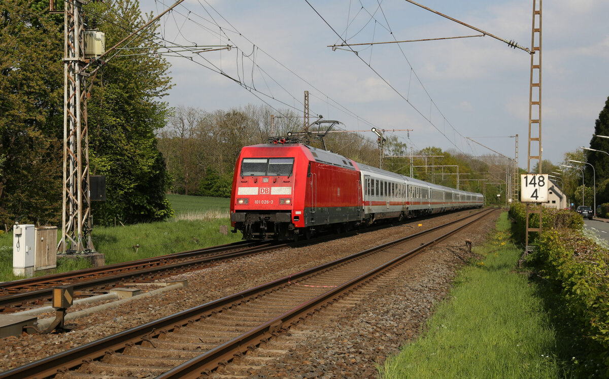DB 101026-3 durchfährt hier am 2.5.2022 um 16.10 Uhr mit dem IC 144 aus Berlin kommend den ehemaligen Bahnhof Velpe.