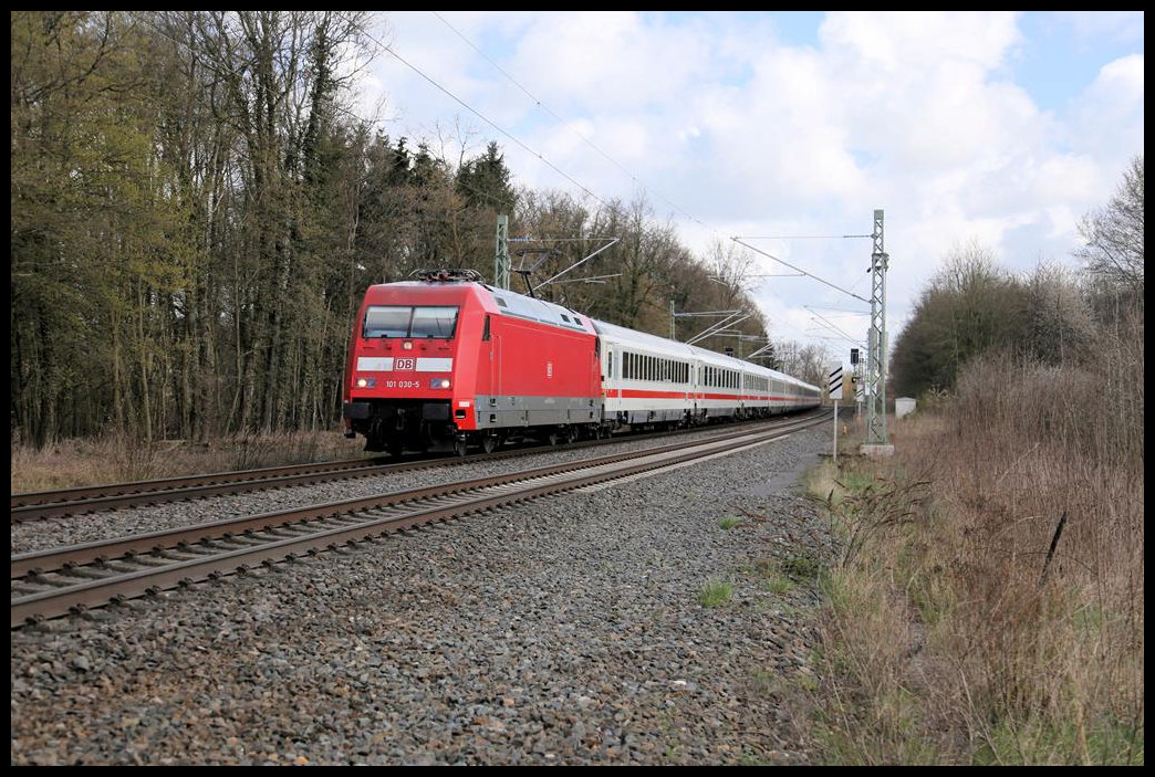 DB 101030-5 ist hier kurz vor Natrup Hagen mit dem IC nach Stuttgart am 13.4.2021 um 10.46 Uhr auf der Rollbahn unterwegs.